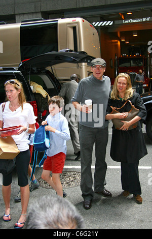 James Taylor Ankunft in seinem Hotel in Manhattan mit seiner Familie in New York City, USA - 16.06.10 Ray Filmano Stockfoto