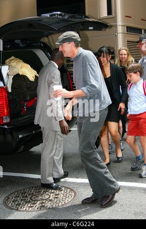 James Taylor Ankunft in seinem Hotel in Manhattan mit seiner Familie in New York City, USA - 16.06.10 Ray Filmano Stockfoto