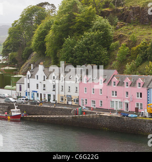 Eine Reihe von Harbourside Reihenhäuser in Portree, Skye Stockfoto