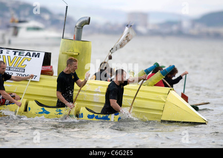 Die jährliche murmelt Raft Race in Swansea Bay die Steigerung der Mittel für die RNLI stattfindet. Stockfoto