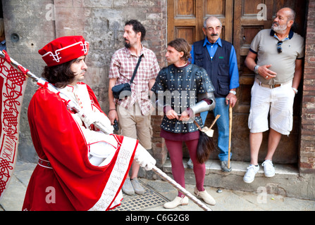 Palio di Siena 2011, Juli 2. Pferderennen: Pferde Rennen und historische Parade. Piazza del Campo, Palio Siena. Nur zur redaktionellen Verwendung. Stockfoto