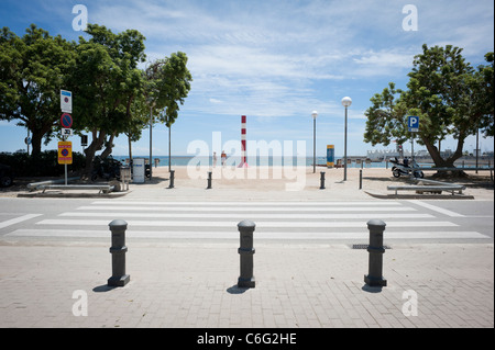 Zebrastreifen in der städtischen Landschaft in der Nähe von Barcelonas Strände Stockfoto