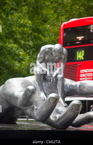 London, Skulptur Park Lane Lorenzo Quinn "The Hand of God" August 2011 Stockfoto