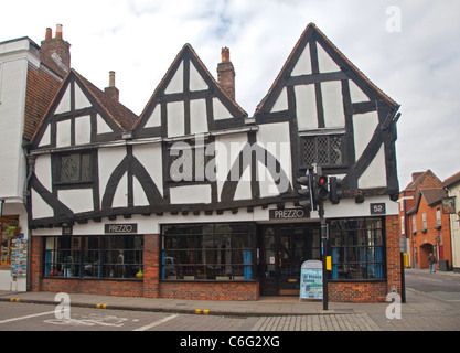 Prezzos in einem historischen Gebäude in High Street, Salisbury, Wiltshire, England Stockfoto