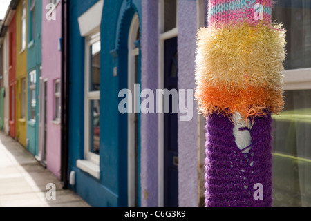 gestrickte Ärmel um einen Laternenpfahl vor Multi farbige Terrasse beherbergt Southsea England uk Stockfoto