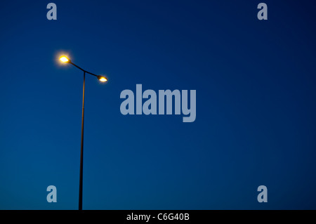 Eine Straße Licht gegen einen klaren Abendhimmel Stockfoto