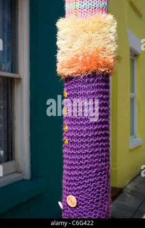 gestrickte Ärmel um einen Laternenpfahl vor Multi farbige Terrasse beherbergt Southsea England uk Stockfoto