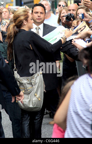 Miley Cyrus Unterzeichnung Autogramme prominente außerhalb Ed Sullivan Theater für die "Late Show With David Letterman" New York City, Stockfoto