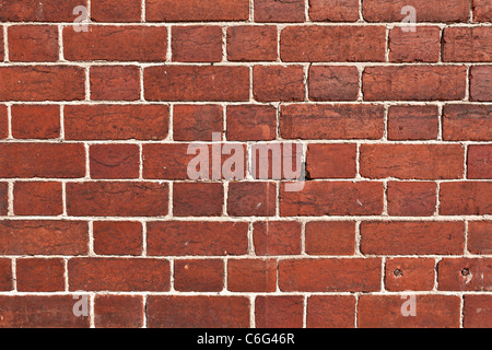einer roten Backsteinmauer Stockfoto
