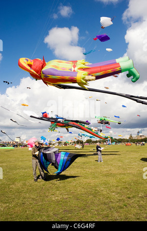 bunte Drachen in allen Formen und Größen, die fliegen in Southsea Drachenfest Stockfoto