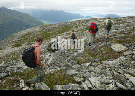 Base Jumper Basis Hopping von Gridsetskolten Berg in Romsdal, Norwegen. Foto: Jeff Gilbert Stockfoto