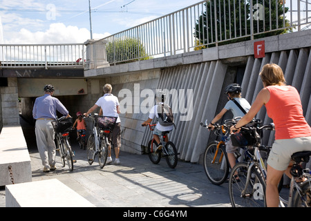 Menschen, die Radfahren Weg auf der Promenade in Genf Stockfoto