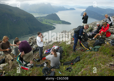 Base Jumper Basis Hopping von Gridsetskolten Berg in Romsdal, Norwegen. Foto: Jeff Gilbert Stockfoto