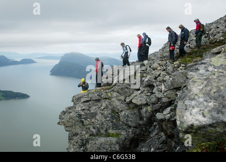 Base Jumper Basis Hopping von Gridsetskolten Berg in Romsdal, Norwegen. Foto: Jeff Gilbert Stockfoto