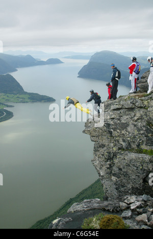 Base Jumper Basis Hopping von Gridsetskolten Berg in Romsdal, Norwegen. Foto: Jeff Gilbert Stockfoto