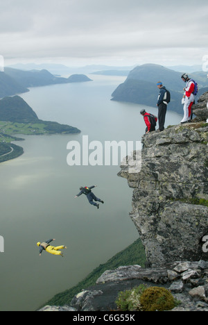 Base Jumper Basis Hopping von Gridsetskolten Berg in Romsdal, Norwegen. Foto: Jeff Gilbert Stockfoto