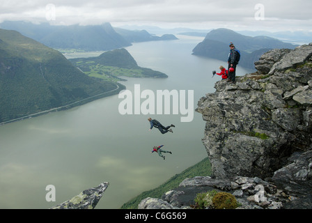 Base Jumper Basis Hopping von Gridsetskolten Berg in Romsdal, Norwegen. Foto: Jeff Gilbert Stockfoto