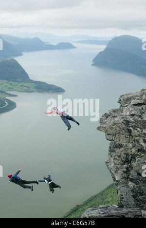 Base Jumper Basis Hopping von Gridsetskolten Berg in Romsdal, Norwegen. Foto: Jeff Gilbert Stockfoto