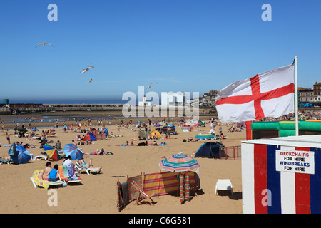 Strand in Margate, Kent, Turner Contemporary Gallery im Hintergrund Stockfoto