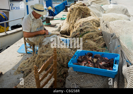 Ein Fischer prüft seine Netze in Benidorm Port, Spanien. Bild von Brian Hickey Stockfoto