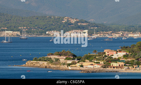 Panoramablick auf Saint-Maxime und Saint Tropez an der Côte d ' Azur in den frühen Morgenstunden. Stockfoto