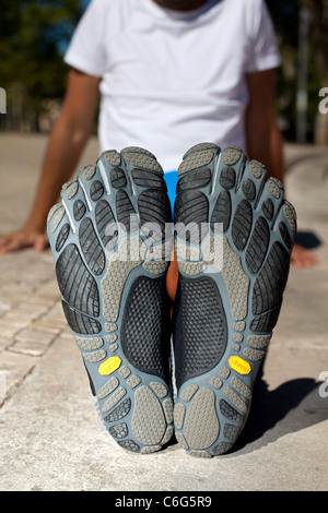 Mann mit Vibram Fivefingers Schuhe. Stockfoto