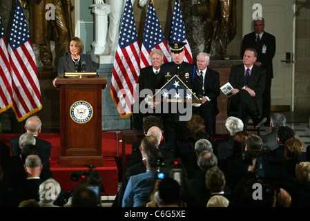 Präsentation der Flagge an Kongressabgeordnete John Murtha Witwe Joyce Murtha bei einer Trauerfeier für den verstorbenen Pennsylvania Rep. Stockfoto