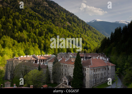 Ansicht des Rila-Kloster oder das Kloster St. Ivan Rilski, in seiner Umgebung im Rila-Gebirge, Bulgarien. Stockfoto