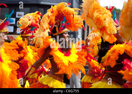 Samba-Schultänzer am Notting Hill Carnival, London, England, GB. Stockfoto
