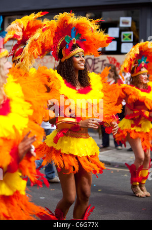 Samba-Schultänzer beim Notting Hill Carnival, London, England, Großbritannien. Stockfoto