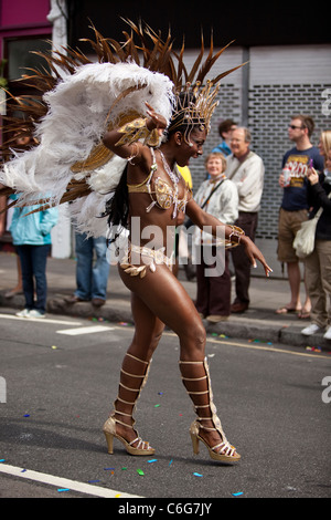 Samba-Schultänzerin am Notting Hill Carnival, London, England, GB Stockfoto