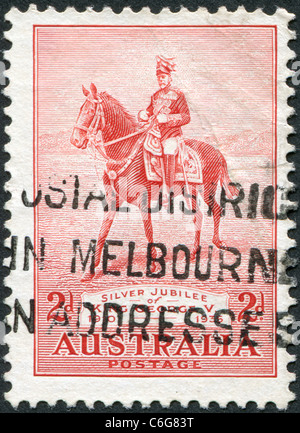 Australien - 1935: Eine Briefmarke gedruckt in Australien zeigt George V auf seinem Ladegerät "Anzac" Stockfoto