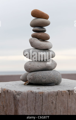 Kiesel auf verwittertem Holz Buhne ausgeglichen Stockfoto