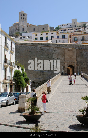 Stadtmauer und Eintritt in die Dalt Vila-Bereich in der alten Stadt Eivissa Ibiza Insel Spanien Stockfoto