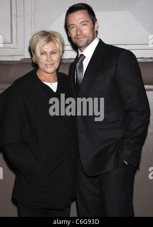 Deborra-Lee Furness und Hugh Jackman, die Teilnahme an der Premiere von dem Broadway-Stück "Martin McDonagh A Behanding In Stockfoto