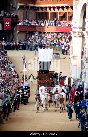 Palio di Siena 2011, Juli 2. Pferderennen: Pferde Rennen und historische Parade. Piazza del Campo, Palio Siena. Nur zur redaktionellen Verwendung. Stockfoto