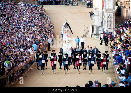 Palio di Siena 2011, Juli 2. Pferderennen: Pferde Rennen und historische Parade. Piazza del Campo, Palio Siena. Nur zur redaktionellen Verwendung. Stockfoto