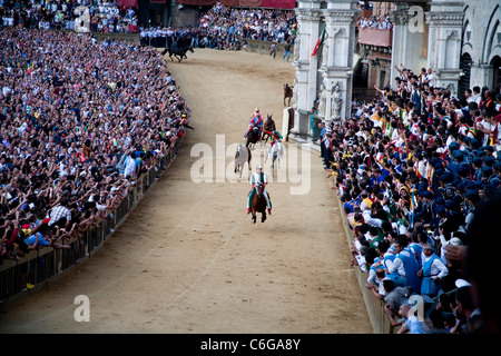 Palio di Siena 2011, Juli 2. Pferderennen: Pferde Rennen und historische Parade. Piazza del Campo, Palio Siena. Nur zur redaktionellen Verwendung. Stockfoto