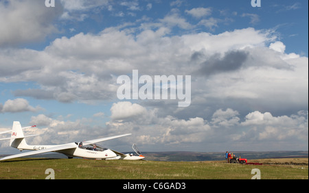 Bei großen Hucklow im Peak District National Park mit dem Derbyshire und Lancashire Gliding Club gleiten Stockfoto