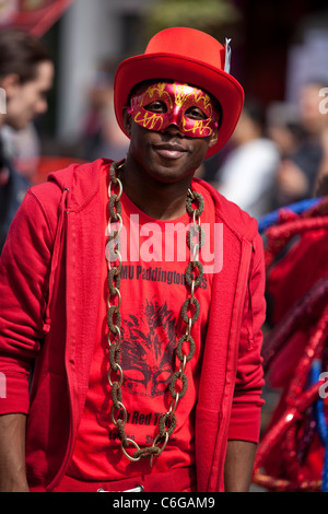 Junger Mann mit einer roten Kostüm und Auge Maske, Notting Hill Carnival 2011, London, England, UK, GB Stockfoto