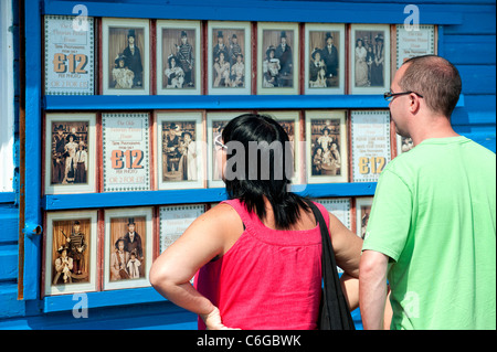 Paar durchsuchen alten viktorianischen Stil Fotografien auf dem Display in einem shop Stockfoto