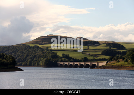 Ashopton Viadukt und Ladybower Vorratsbehälter im Peak District Stockfoto