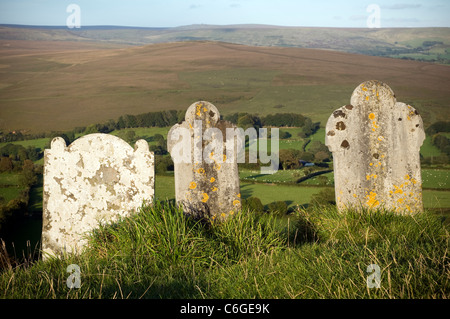 Blick vom Brent Tor der Gräber am Westrand von Dartmoor, nördlich von Tavistock, konfessionsgebundene, Kirchenbank, Ort, Gebet, religion Stockfoto