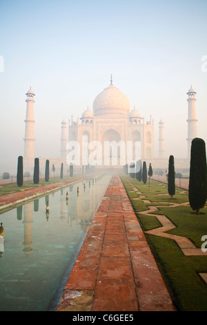 Erstes Licht am Taj Mahal in Agra im Staat Uttar Pradesh, Indien Stockfoto