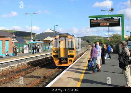 dmu-Personenzug der Baureihe 158 auf der kambrischen Küstenlinie nach Pwllheli, der am 9. August 2011 in Tywyn in Gwynedd, Wales, eintrifft. Stockfoto