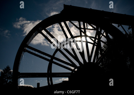 Oberschlächtigen Wasserrad am Morwellham Quay.Morwellham Kai ist ein historischen Binnenhafen in Devon, England, Lichtung, Schrot, Getreidemühle, histo Stockfoto