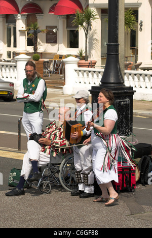 Morris Dancers auf Worthing direkt am Meer in West Sussex. Stockfoto