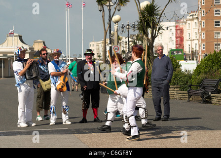 Morris Dancers auf Worthing direkt am Meer in West Sussex. Stockfoto