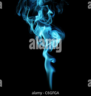 blauer Rauch auf schwarzem Hintergrund Stockfoto