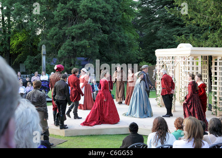 ROMEO und JULIA, SHAKESPEARE, in Kostümen der Live-Inszenierung der Tragödie in der Heiligen Dreifaltigkeitskirche. Stockfoto